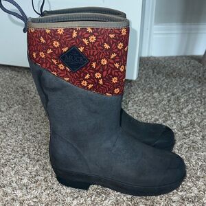 Muck Boots-  Girls Size 1 Floral Red & Gray Rain, Snow & Work Boots